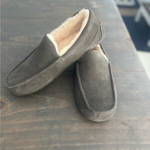 UGG men’s slippers. Size 11. Look Brand New!
